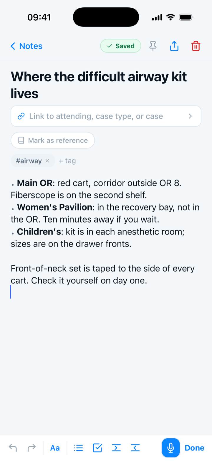 Capnolog note editor: a checklist note with the 'Saved' pill, link and tag chips, and a formatting toolbar above the keyboard